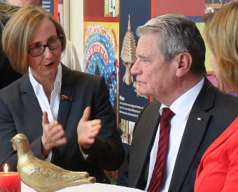 Monika Schwenke erklärt Bundespräsident Gauck die Situation minderjähriger Flüchtlinge