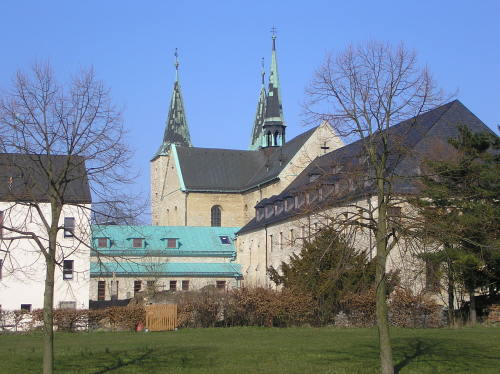 Blick auf Klosterkirche und Kloster><br />
<br />
1949 waren sie in den Besitz der DDR &uuml;bergegangen. Als die Nachfahren Knesebecks zu Beginn der 90er Jahre Besitzanspr&uuml;che geltend machten, zeigte sich die Kirche interessiert und kaufte die 