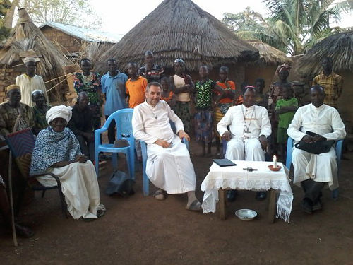 Pfarrer Kudla besucht ein Dorf seiner Pfarrei