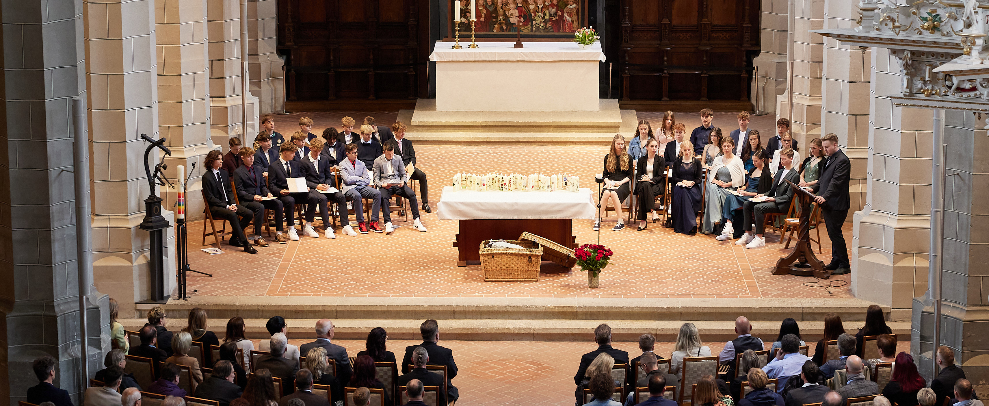 Menschen in einer Kirche bei der Feier zur Lebenswende