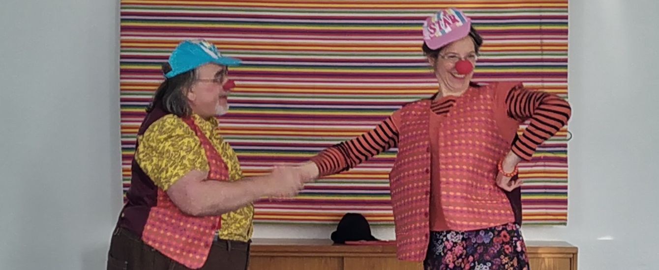 Zwei Clowns geben sich die Hand