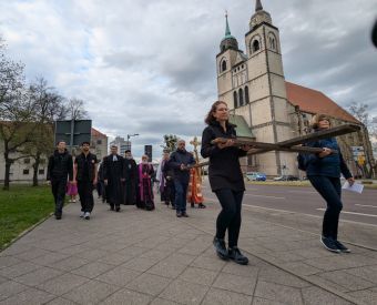 Frauen tragen ein Kreuz