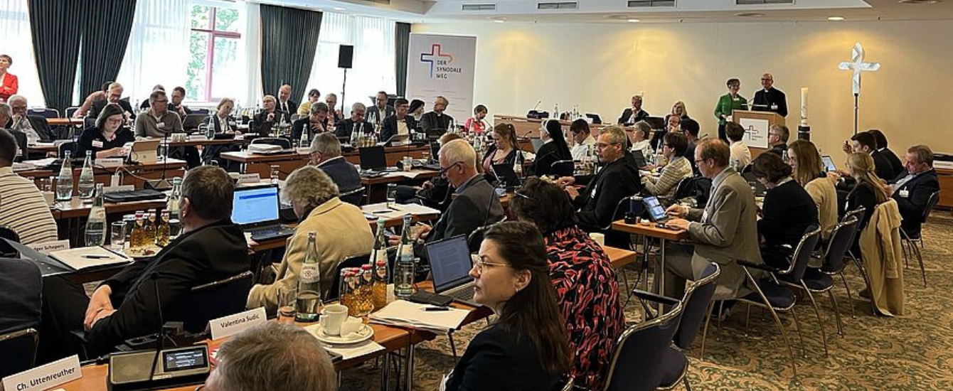 Große Sitzungsrunde bei der vierten Tagung des Synodalen Ausschusses in Magdeburg am 10. Mai 2025