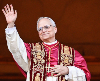 Papst Leo XIV., der frühere Kardinal Robert F. Prevost, winkt nach seiner Wahl zum Papst am 8. Mai 2025 der Menge auf dem Petersplatz im Vatikan.