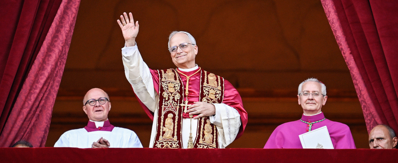 Papst Leo XIV., der frühere Kardinal Robert F. Prevost, winkt nach seiner Wahl zum Papst am 8. Mai 2025 der Menge auf dem Petersplatz im Vatikan.
