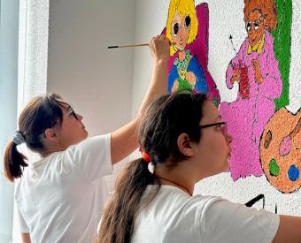 Menschen bemalen die Wand