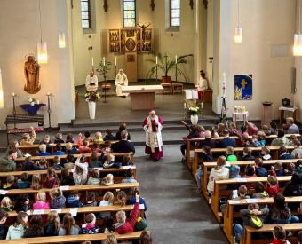 Grundschüler in der Kirche, Bischof Feige spricht