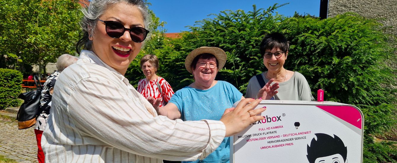Frauen lachen in die Kamera