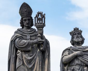 Drei Statuen aus Stein