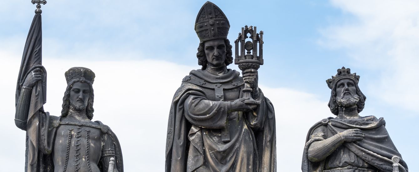 Drei Statuen aus Stein
