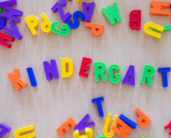 Bunte Buchstaben ergeben das Wort Kindergarten