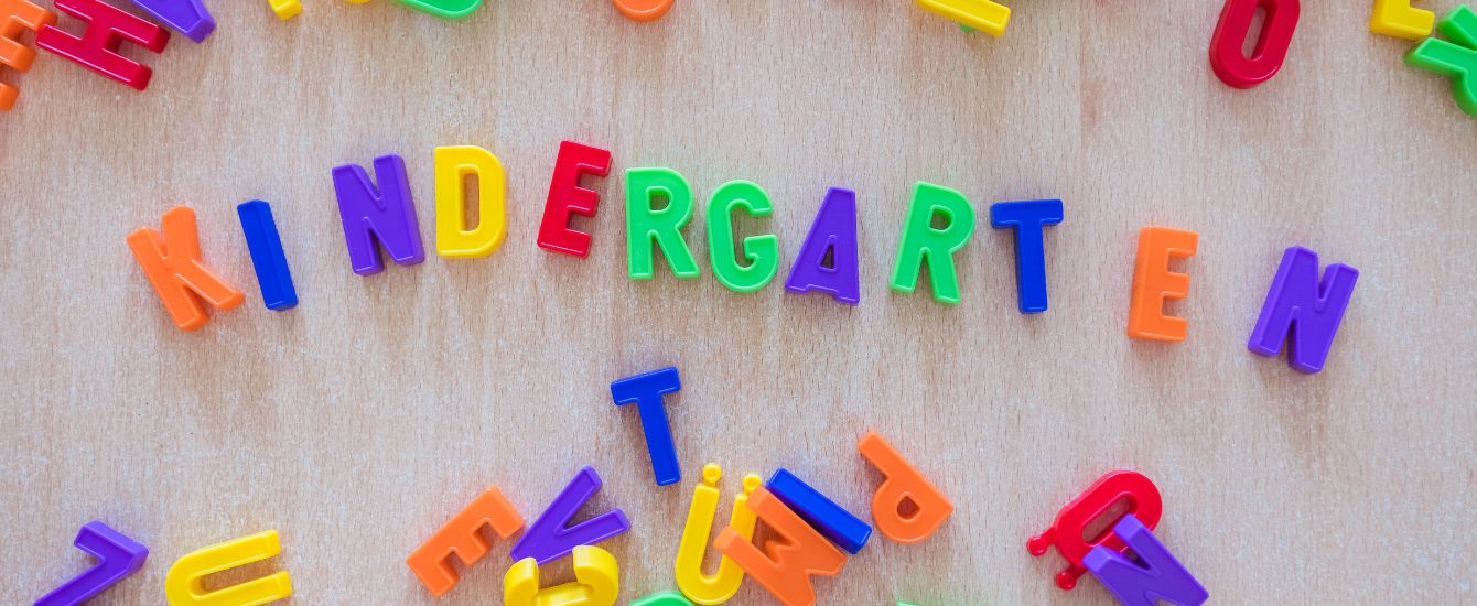 Bunte Buchstaben ergeben das Wort Kindergarten
