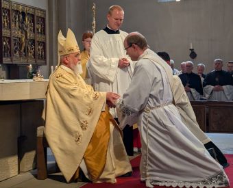 Zwei Priester vor dem Altar