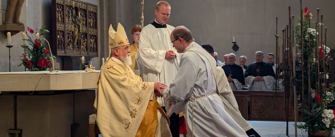 Zwei Priester vor dem Altar