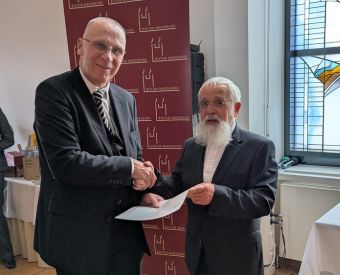 Zwei Männer schütteln sich die Hand