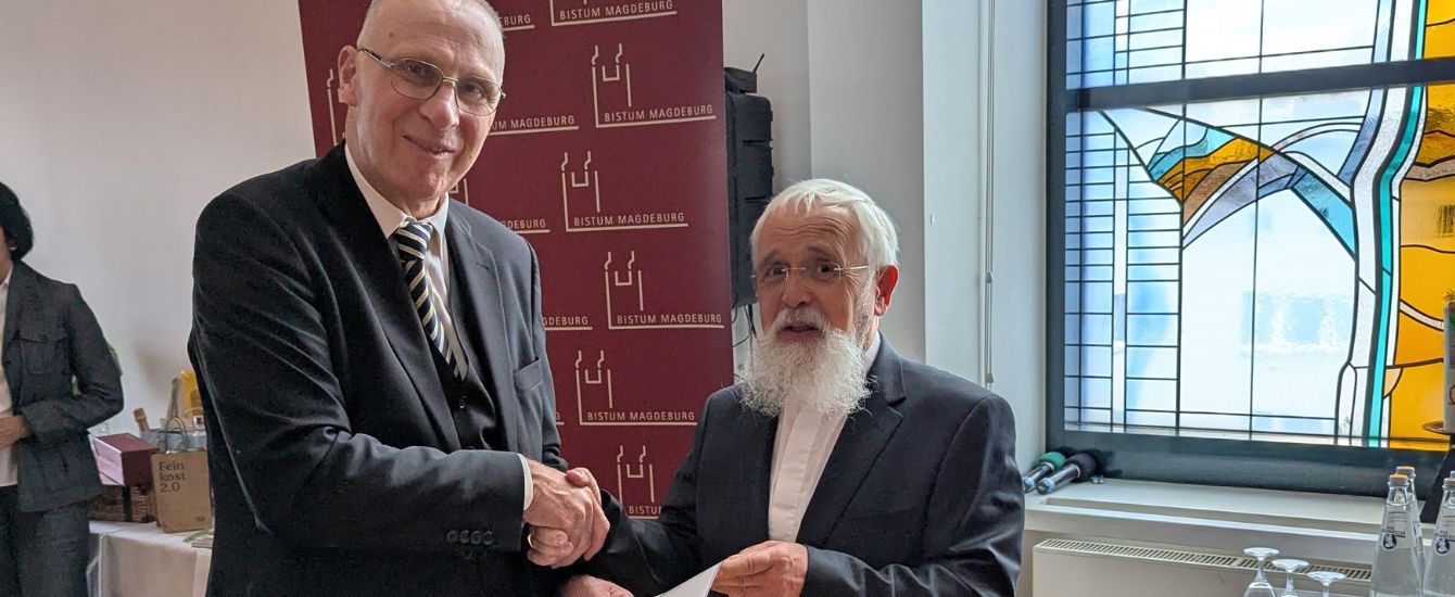 Zwei Männer schütteln sich die Hand