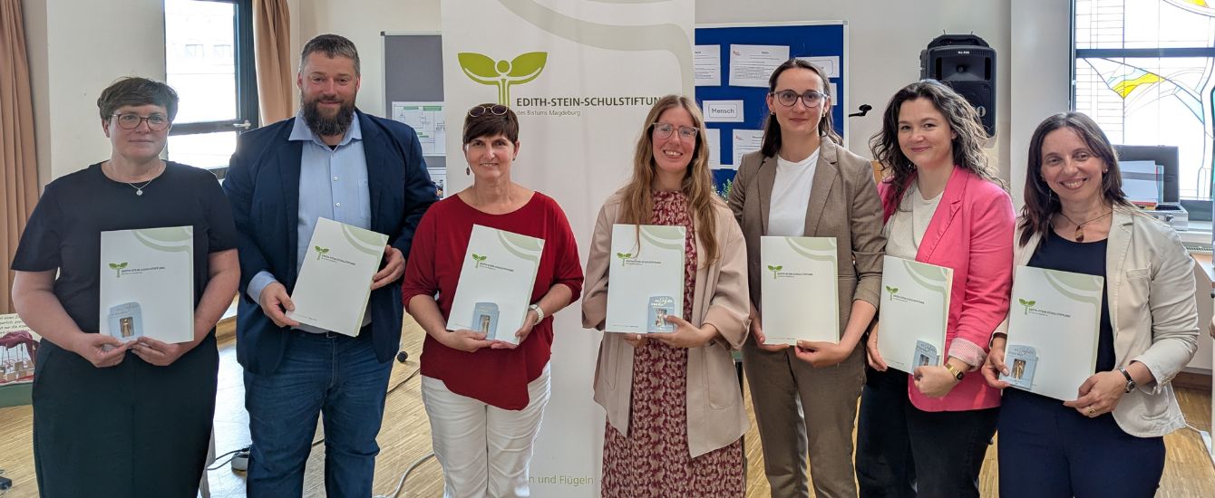 Menschen halten Urkunden in der Hand