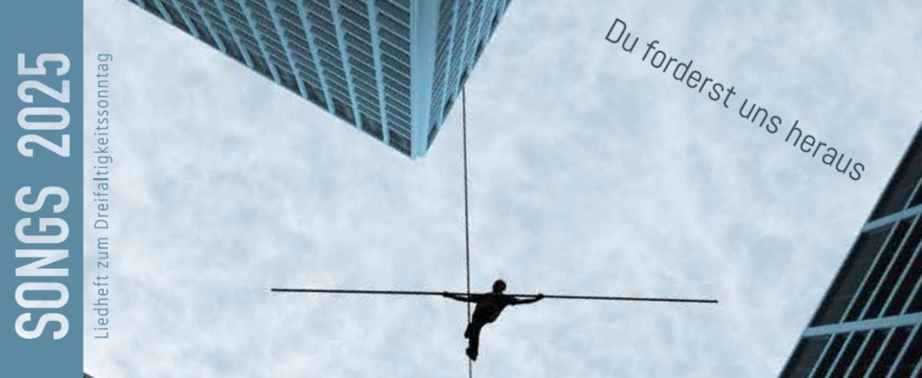 Coverbild vom Liederheft SONGS 2025. Hochhäuser sind von unten zu sehen. In der Mitte balanciert ein Mensch mit einer Stange auf einem Seil in der Höhe. Rechts oben steht: Du forderst uns heraus