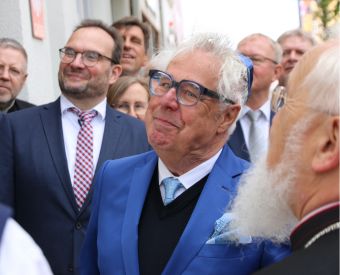 Ein Mann lächelt