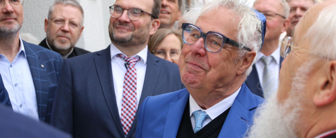 Ein Mann lächelt