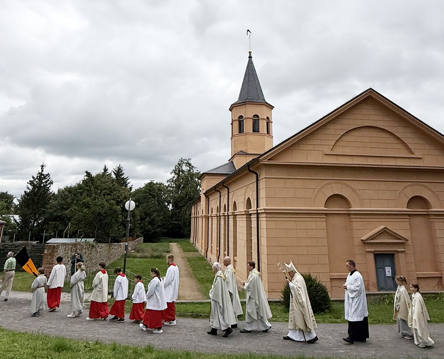 Prozession vor der Simultankirche in Haldensleben zur Annenwallfahrt.