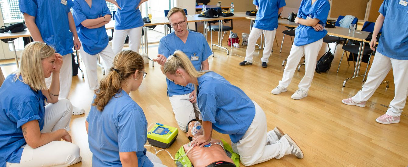 Jugendliche beim Reanimationstraining