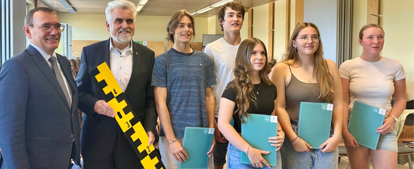 Menschen stehen in einem Raum