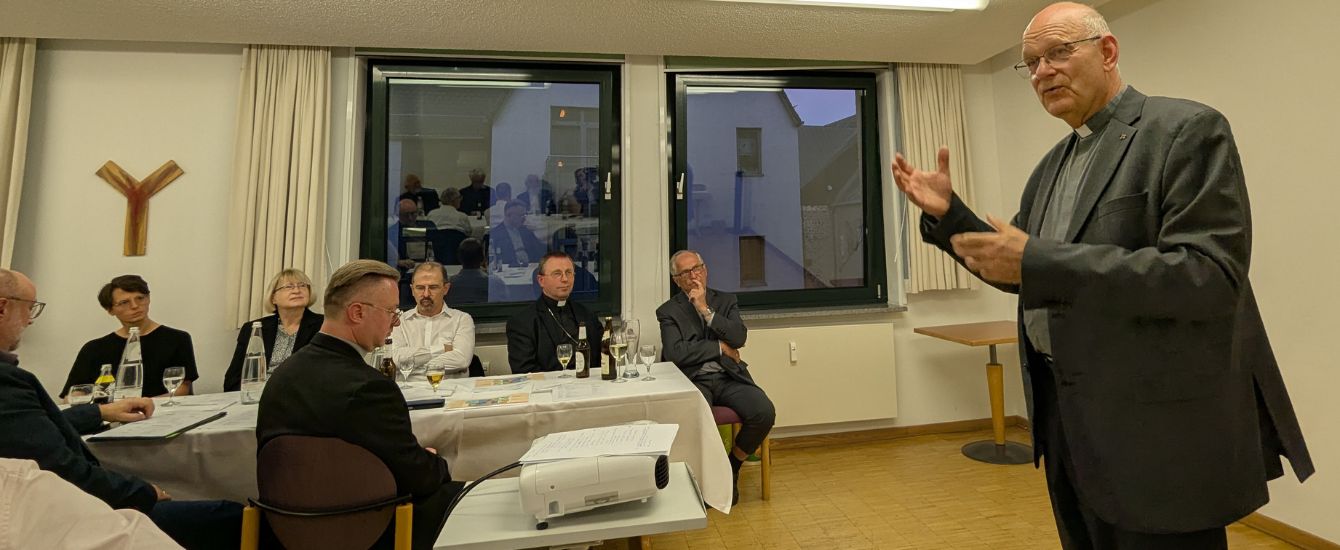 Ein Mann spricht vor Menschen