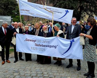 Menschen halten ein Banner