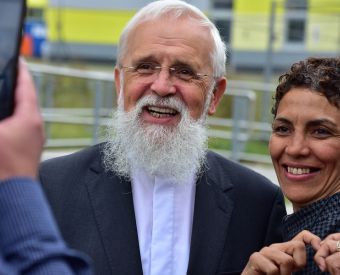 Zwei Menschen lächeln in die Kamera
