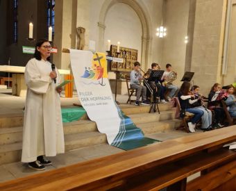 Eine Gemeindereferentin bei einem Gottesdienst mit Kindern in einer Kirche
