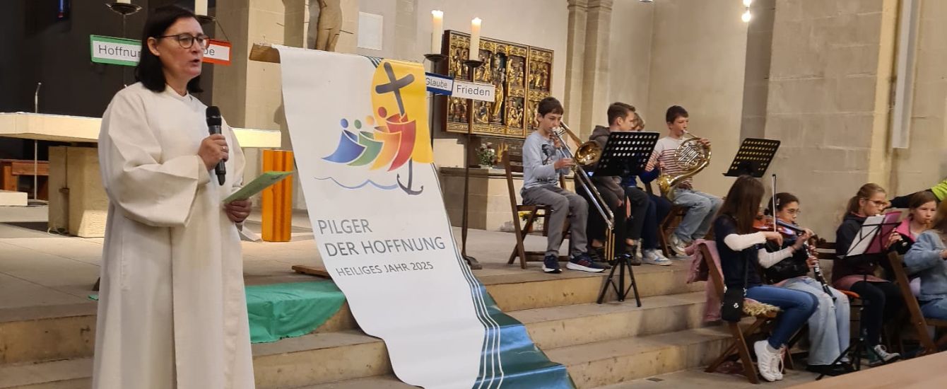 Eine Gemeindereferentin bei einem Gottesdienst mit Kindern in einer Kirche