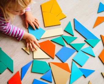 Kinderhände schieben Bausteine