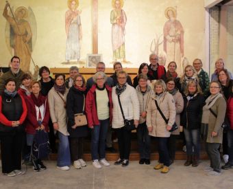 Menschen stehen in einem Raum