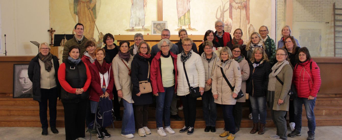 Menschen stehen in einem Raum