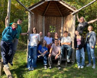 Jugendliche schauen in die Kamera