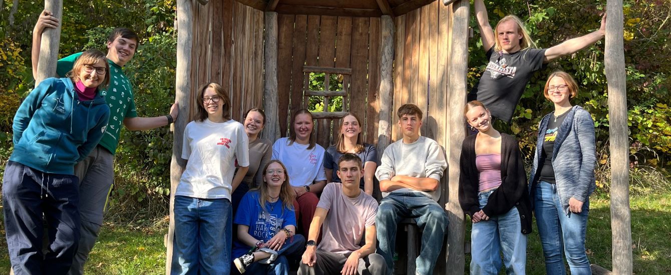 Jugendliche schauen in die Kamera