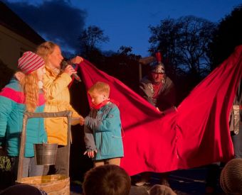 Menschen auf einer Bühne