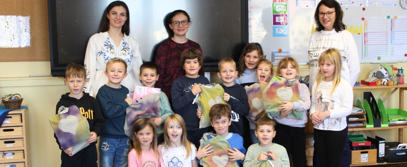 Schülerinnen und Schüler im Klassenzimmer zeigen ihre Martinstüten