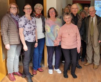 Menschen schauen in die Kamera