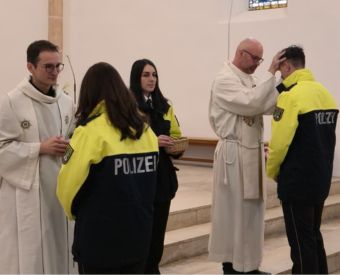 Zwei Pfarrer segnen Polizisten