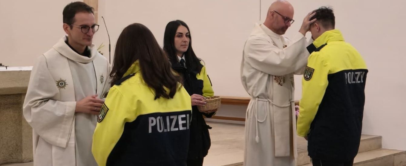 Zwei Pfarrer segnen Polizisten