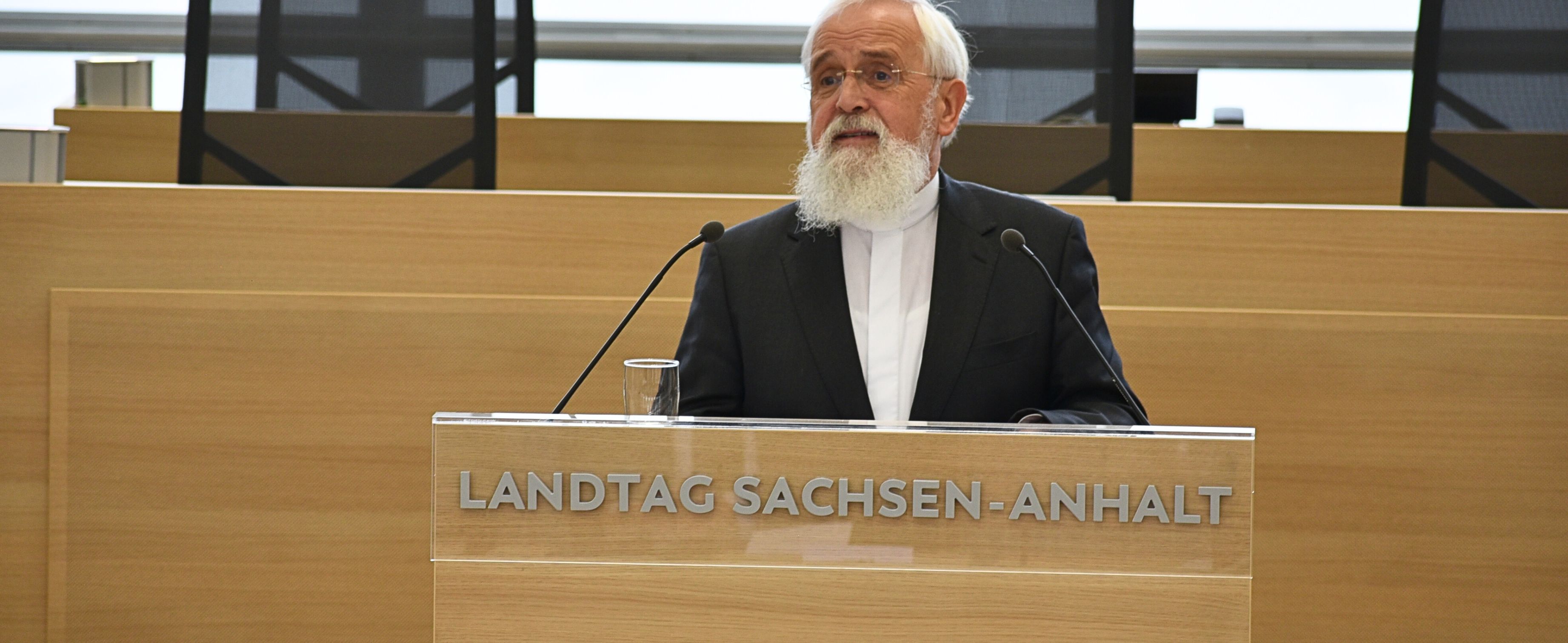 Bischof Feige am Rednerpult