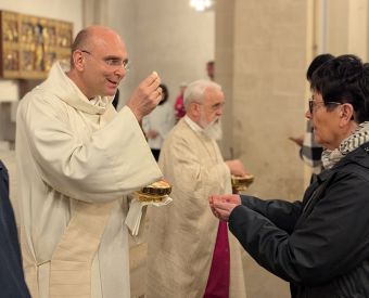 Ein Diakon teilt die Kommunion aus