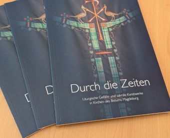 Buch mit Aufschrift "Durch die Zeiten"