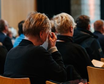 Eine Frau wischt sich Tränen aus den Augen