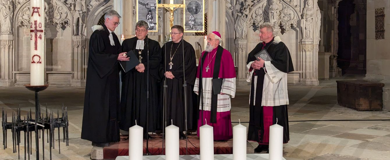 Katholische und evangelische Geistliche in einer Kirche