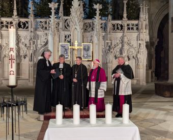 Katholische und evangelische Geistliche in einer Kirche