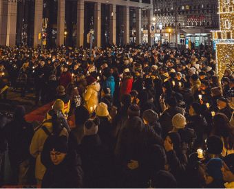 Menschen mit Kerzen in der Hand