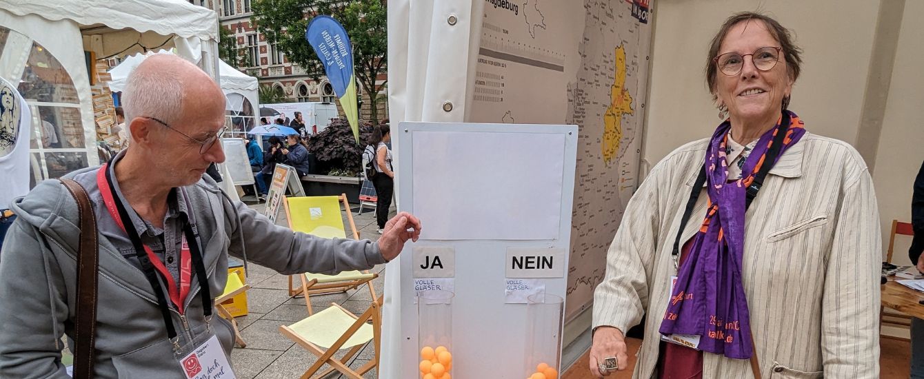 Zwei Menschen an einem Stand